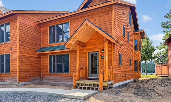 Inlet Maison | Townhome O1 - Luxury Waterfront Home on 4th Lake
