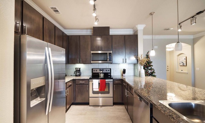 McNeil Appartement | Luxury Townhome + Pool | North Austin | Evonify