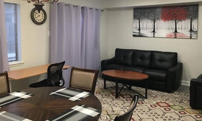 Greenbelt Maison | Townhouse, 2 bdrm, 2.5 bthrm, 2 qn bds/2 levls