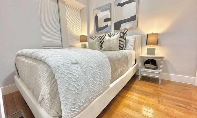 Mott Haven Maison | Townhouse Castle minutes to the center of NYC + Parking + Laundry + Fast WiFi
