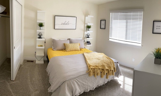Colorado Springs Maison | Townhouse, close I25, Air Force Academy, walk to restaurants, movies, bowling