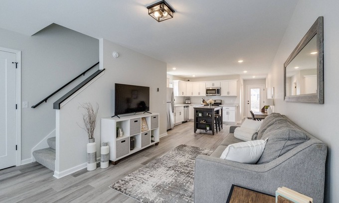 Lambertville Maison | Townhouse in Downtown Lambertville. Close to Restaurants and Downtown Toledo