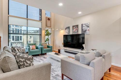 Newark Maison | Townhouse - Urban Living with Rooftop Deck!