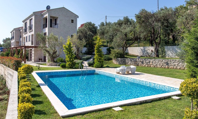 Rezevici Maison | Maison de ville Virginia avec grande cour et piscine dans un endroit calme