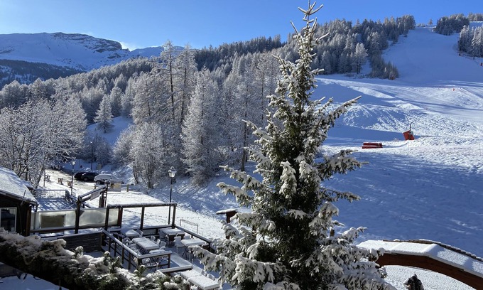 Enchastrayes Appartement | Sauze 1700. Superbe appartement 2 pièces, sur les pistes avec grand balcon.