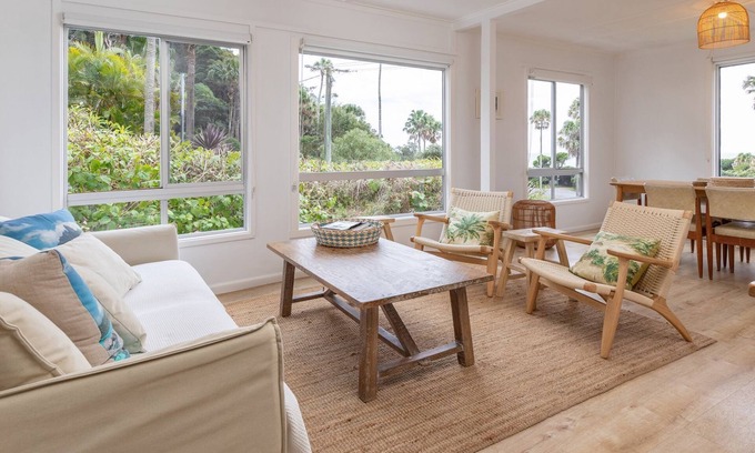 Elizabeth Beach Maison | Trade Winds - Enjoy the stunning views off Elizabeth Beach