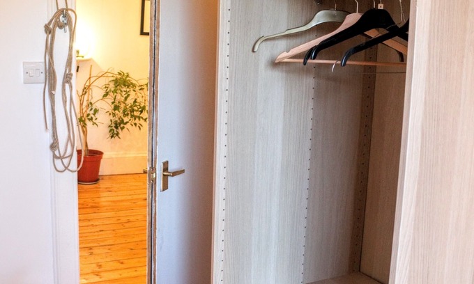 Bruntsfield Appartement | Traditional apartment over the Meadows Sleeps 10