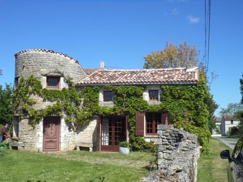 Balanzac Maison | Traditional Charentais cottage in countryside 25 minutes from Royan