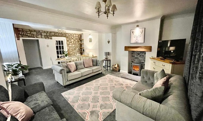 Llantarnam Maison | Traditional cosy PET FRIENDLY cottage by the canal with Cymru Holidays