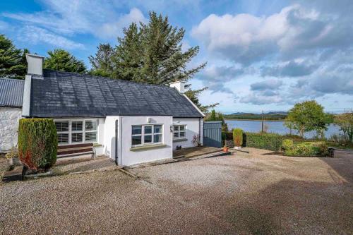Donegal Maison | Traditional Cottage with Private Hot Tub in the Heart of Donegal