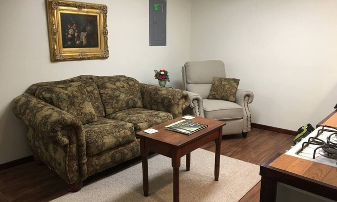 Forest Hills Appartement | Traditional decor, Near DT, Oakland, Monroeville, convenient to US OPEN