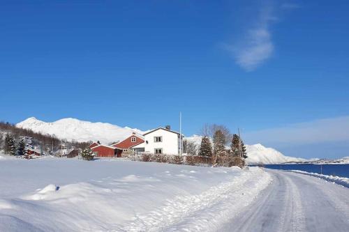 Lyngen Maison | Traditional farm house located close to fjord