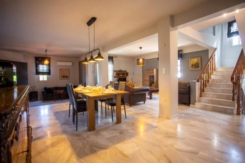 Panorama Villa | Τraditional fully detached villa on a luxurious hillock of Thessaloniki with its own garden also for family & wedding gatherings for 10 to 25 people only 15 minutes from airport