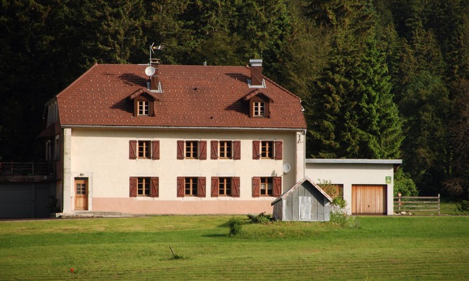 Lamoura Maison | Ferme traditionnelle du haut- jura au pied des pistes avec borne de recharge