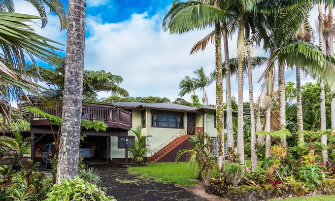 Hilo Maison | Maison traditionnelle dans le district de Waterfall - Maintenant à énergie solaire!