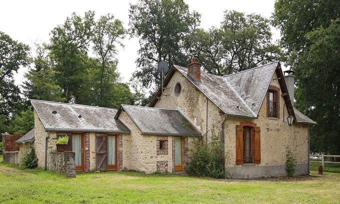 Raizeux Maison | Traditional Holiday Home in Raizeux with Terrace