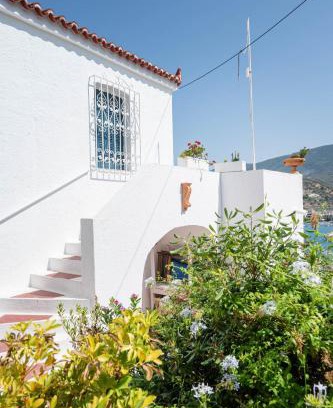 Poros Appartement | Traditional House under the Clock Tower with Sweet View