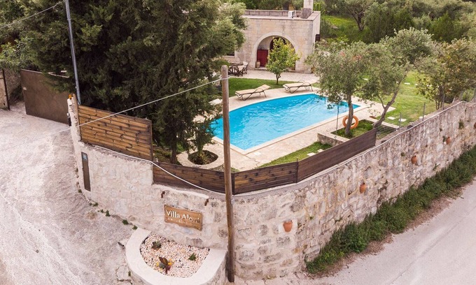 Maza Villa | Traditionnelle, de Prestige en Pierre Villa avec piscine et vue.