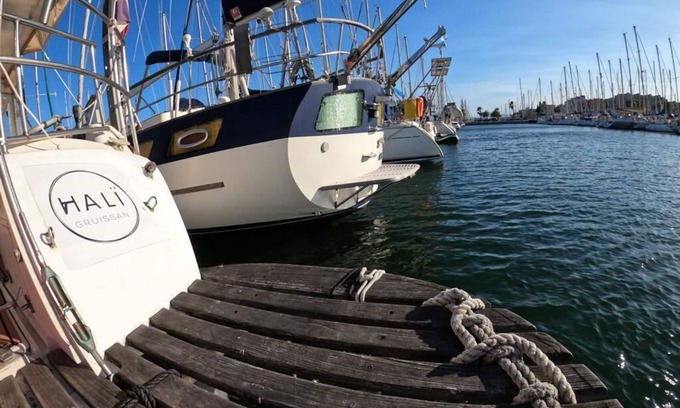 Gruissan Location De Bateaux | Traditional sailboat, comfortable and quiet