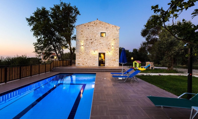 Prines Villa | Villa traditionnelle en pierre avec piscine privée, vues spectaculaires, intimité