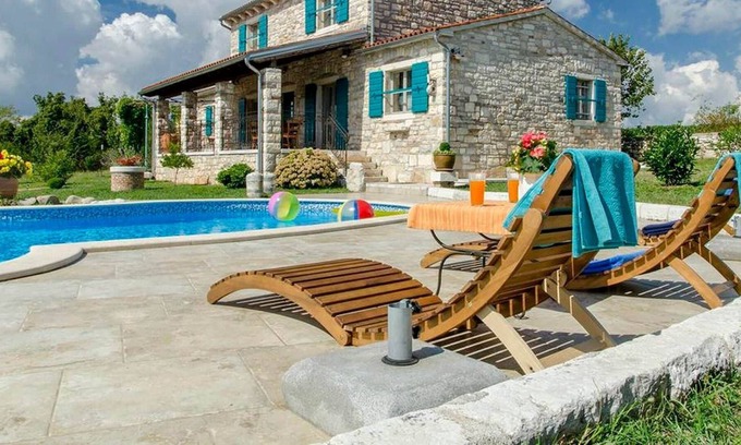 Zminj Cabine | Cette maison originale est située sur une colline dans une zone paisible