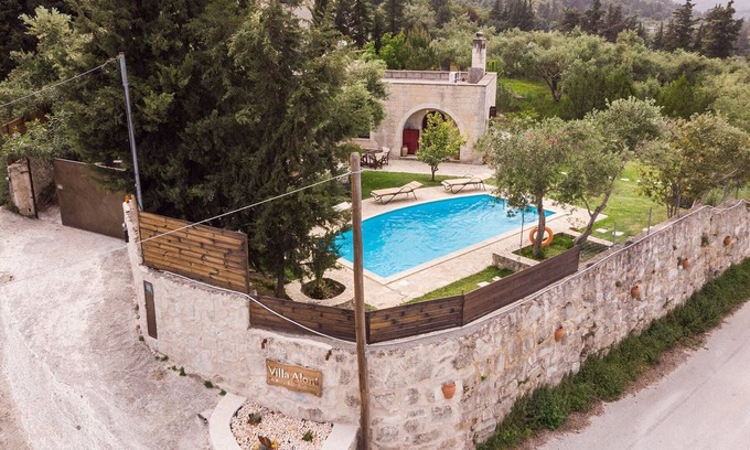 Maza Villa | Villa traditionnelle en pierre avec piscine et vue sur Nice.