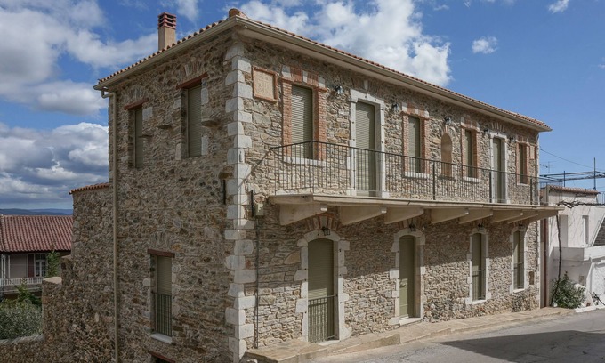 Tripi Villa | Villa traditionnelle au Péloponnèse avec vue sur la montagne de charme