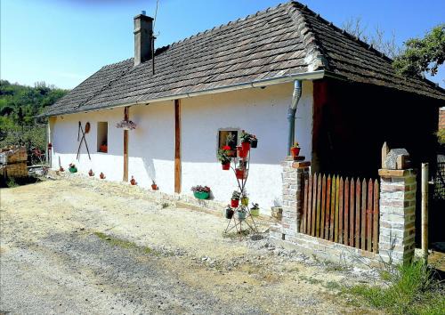 Tekenye Maison | Traditionelles Bauernhaus Flieder