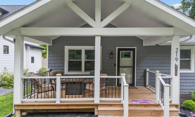 Winona Lake Maison | Trail Side in the Heart of Winona Lake