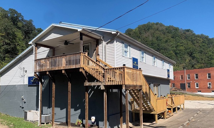 Matewan Maison | Trailhead Lodging