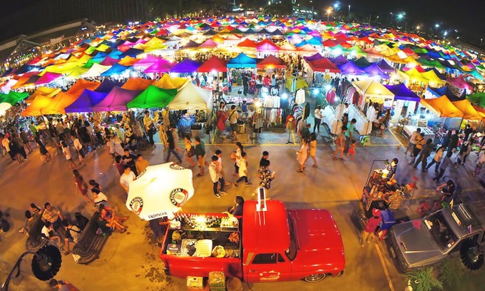 Ratchadaphisek Maison | Train Night Market à 2min et MRT à 3min, grande maison, restaurants et cafés populaires