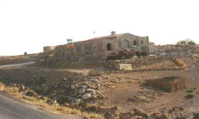 Al-Mughayer Maison | Trajan guesthouse est un ancien château de bilt au sommet de l'oued mujib