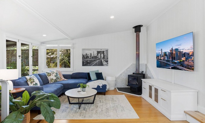 Bardon Maison | Tranquil 2-Bed Family Home with Deck Among Trees