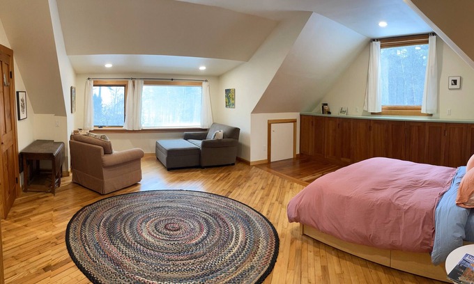 Great Barrington Maison | Tranquil 2-bedroom house with woodland and pasture views in Great Barrington
