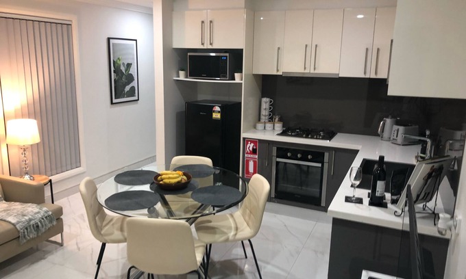 Campbelltown Maison | Tranquil 2 bedroom flat with private courtyard