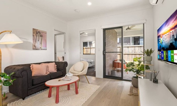 Browns Plains Maison | Tranquil 2BR Retreat with Local Charm & Comfort