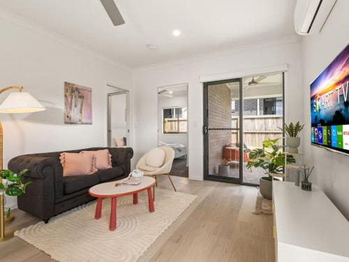 Browns Plains Maison | Tranquil 2BR Retreat with Local Charm and Comfort