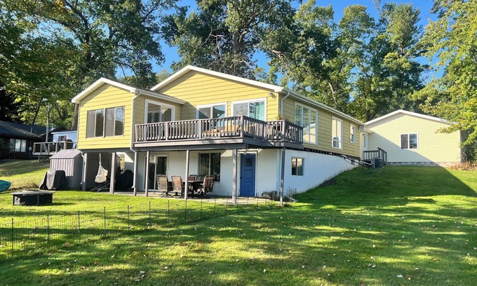Paw Paw Maison | Tranquil 3-bedroom lake haven in lovely Paw Paw with WiFi, AC
