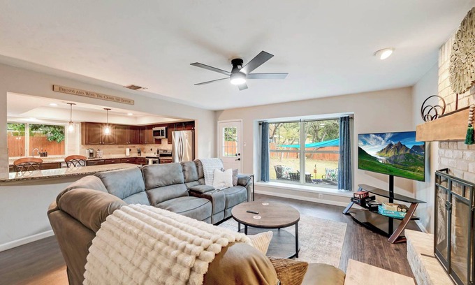 Great Northwest Maison | Tranquil 5-bedroom house with AC in San Antonio 15 minute toJBSA- Lackland