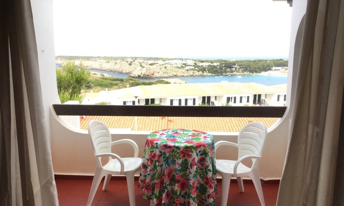 Arenal d'en Castell Appartement | Appartement tranquille avec une vue magnifique sur la mer.