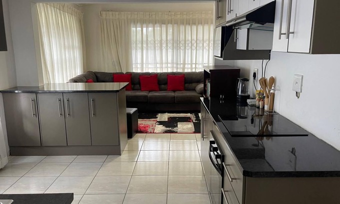 Rustenburg Appartement | Tranquil apartment with WiFi in Phokeng