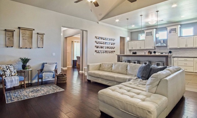 Oklahoma City Maison | Tranquil Backyard, Clean Open-Concept, Fresh Decor, Great Location, Nice Kitchen