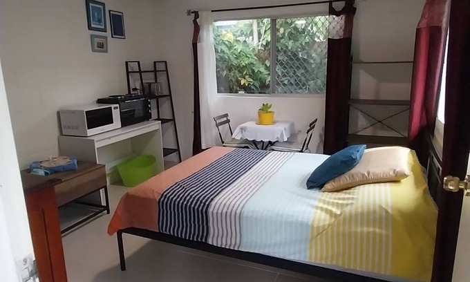 Battery Hill Appartement | Tranquil beachside studio centrally located to local amenities, transport, shops