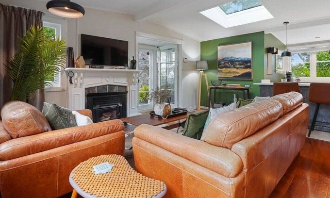 Titirangi Maison | Tranquil Bush Haven | Gardens - Bayview | WiFi