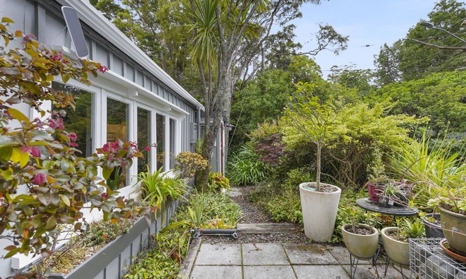 Titirangi Appartement | Tranquil Bush Haven - Gardens - Bayview