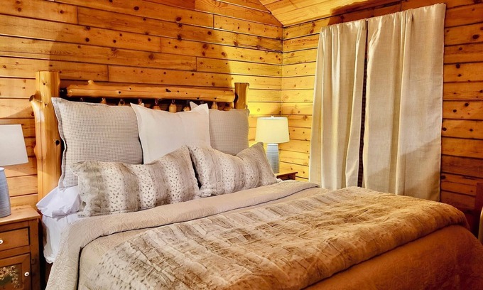 Eureka Springs Cabine | Cabine de luxe avec 1 chambre, 1 salle de bain et jacuzzi sur le sommet d'une montagne