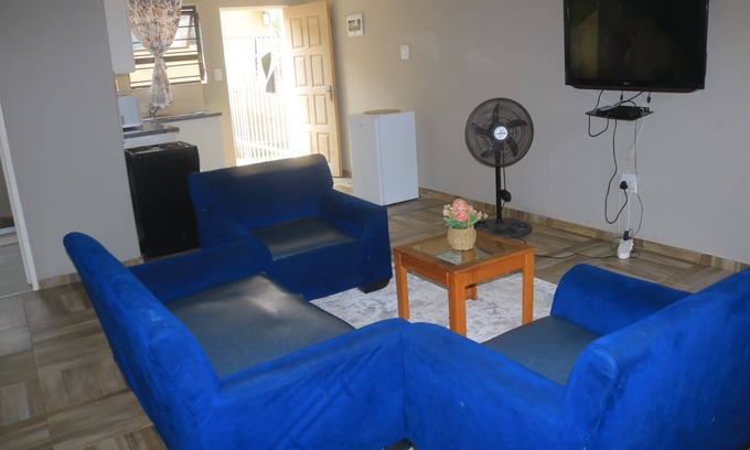 Greater Johannesburg Metropolitan Area Copropriété | Tranquil condo with pool & braai area in vibrant Randburg