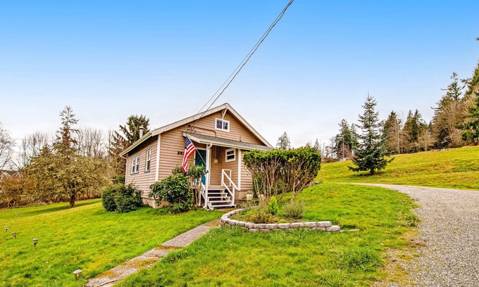 Fox Island Maison | Tranquil cottage with mountain view, fast WiFi & W/D - walk to waterfront