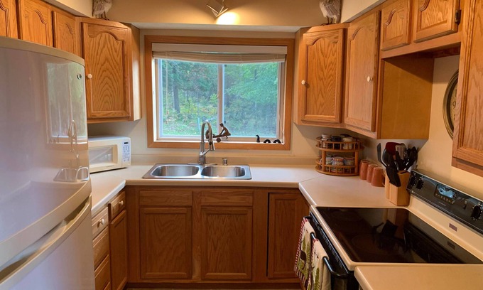 Cornell Cottage | Chalet tranquille au bord de la rivière Escanaba, récemment rénové, excellente pêche!