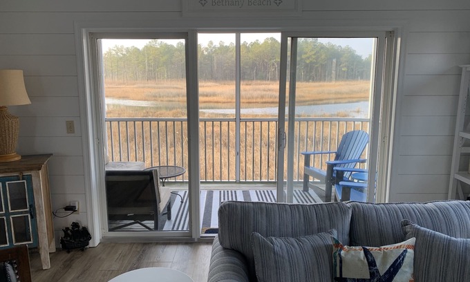 Ocean View Copropriété | Tranquil escape in Bethany Bay. Relax at the 2 BR Condo with nature views.